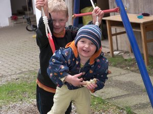 Schaukeln am Spielplatz im Hof